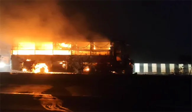 మరో ట్రావెల్స్ బస్సు దగ్ధం