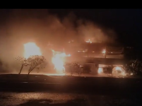 కొవ్వూరు గామన్ బ్రిడ్జిపై ట్రావెల్స్ బస్సు దగ్ధం