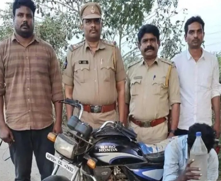 సారా తరలిస్తున్న వ్యక్తి అరెస్ట్