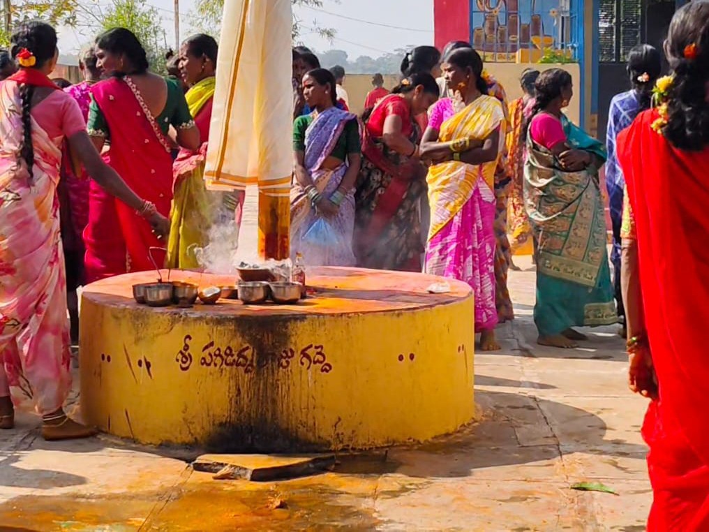 మేడారంలో వింత రూల్.. భక్తులు ఆగ్రహం