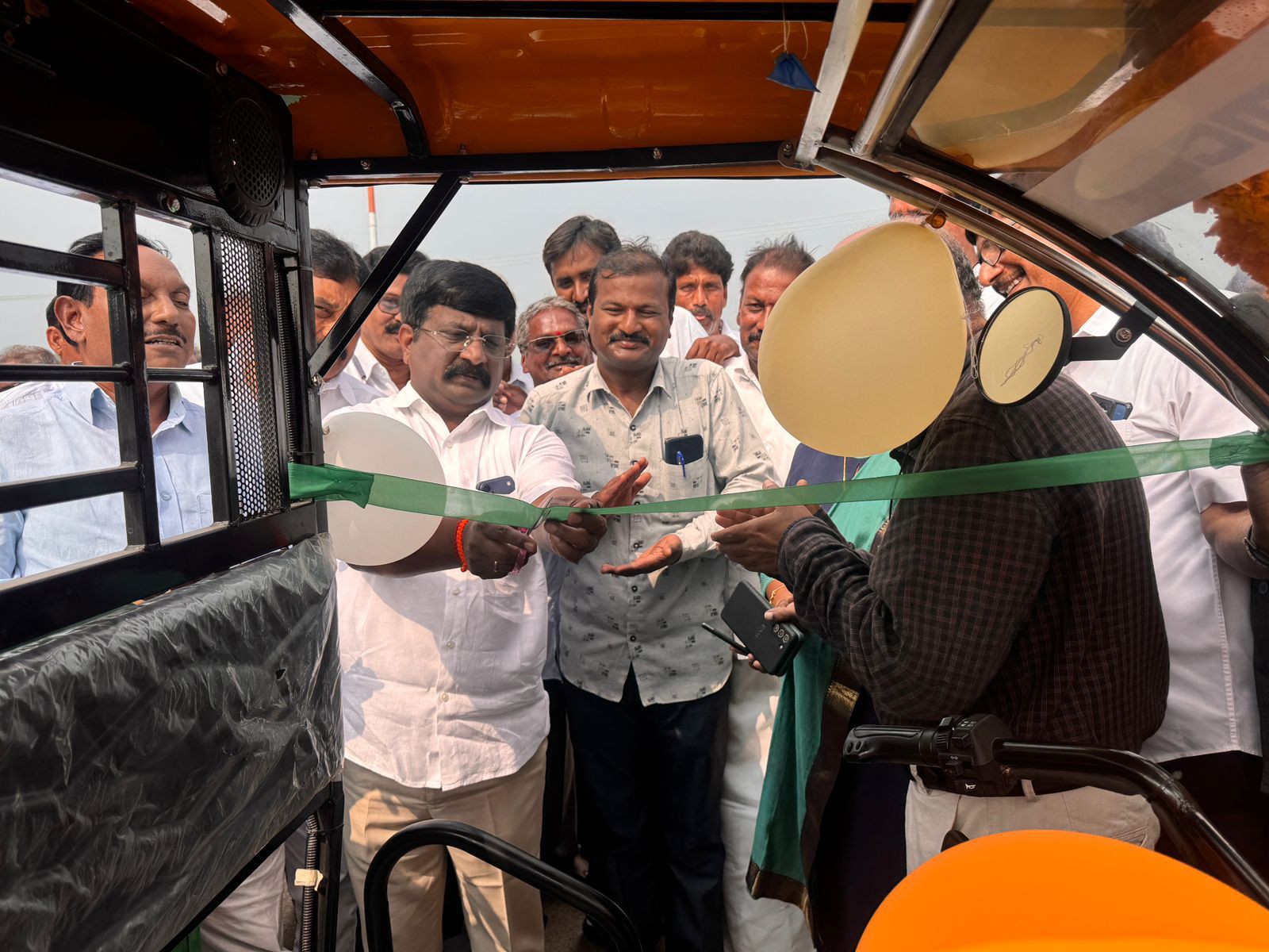 స్వచ్ఛ ఆంధ్ర బ్యాటరీ ఆటోను ప్రారంభించినఎమ్మెల్యే