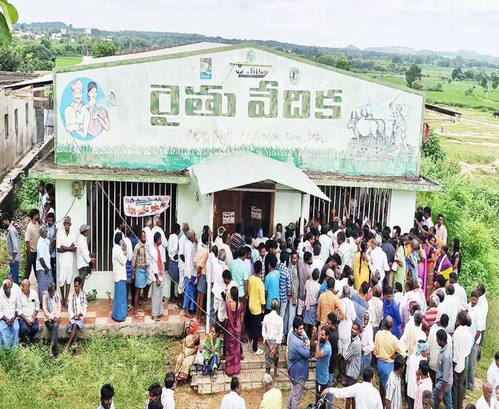 రైతులకు యూరియా టోకెన్ల పంపిణీ: AEO.