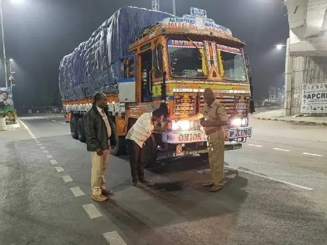 దుత్తలూరు జాతీయ రహదారిపై ఫేస్ వాష్ గో కార్యక్రమం