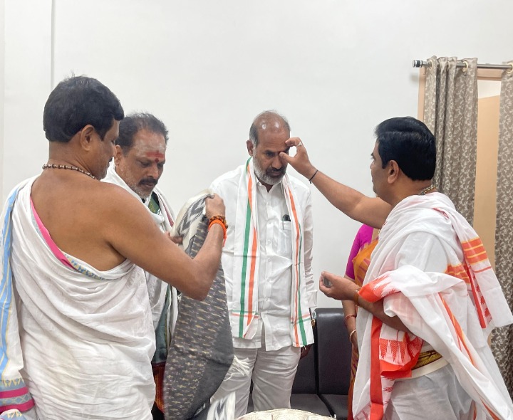 ఉత్సవాలకు ప్రభుత్వవిప్‌ను ఆహ్వానించిన ఆలయ సిబ్బంది