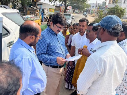 కొత్త పాఠశాల భవనం నిర్మించాలని కలెక్టర్‌ను కోరిన సర్పంచ్