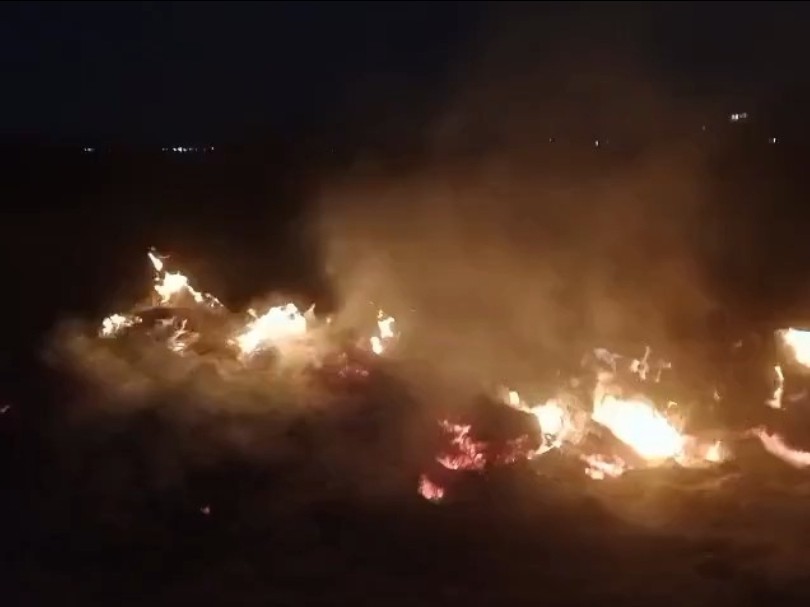 కంది కట్టి, వేరుశనగ పొట్టు వాములకు నిప్పు