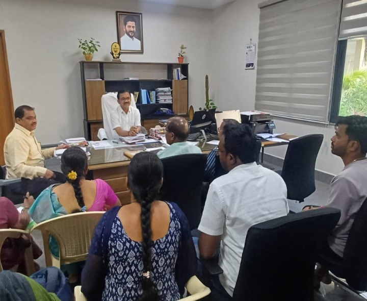 సర్వేయర్లతో సమావేశమైన రెవెన్యూ అదనపు కలెక్టర్