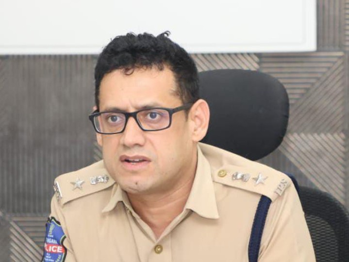 పోలీస్ అధికారులకు పలు సూచనలు చేసిన సీపీ