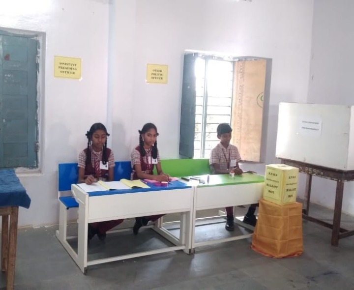 శాత్రాజ్‌పల్లి  పాఠశాలలో విద్యార్థులకు మాక్ ఎలక్షన్