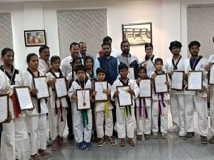 లింకా బుక్‌లో చోటు సాధించిన జనగామ విద్యార్థులు