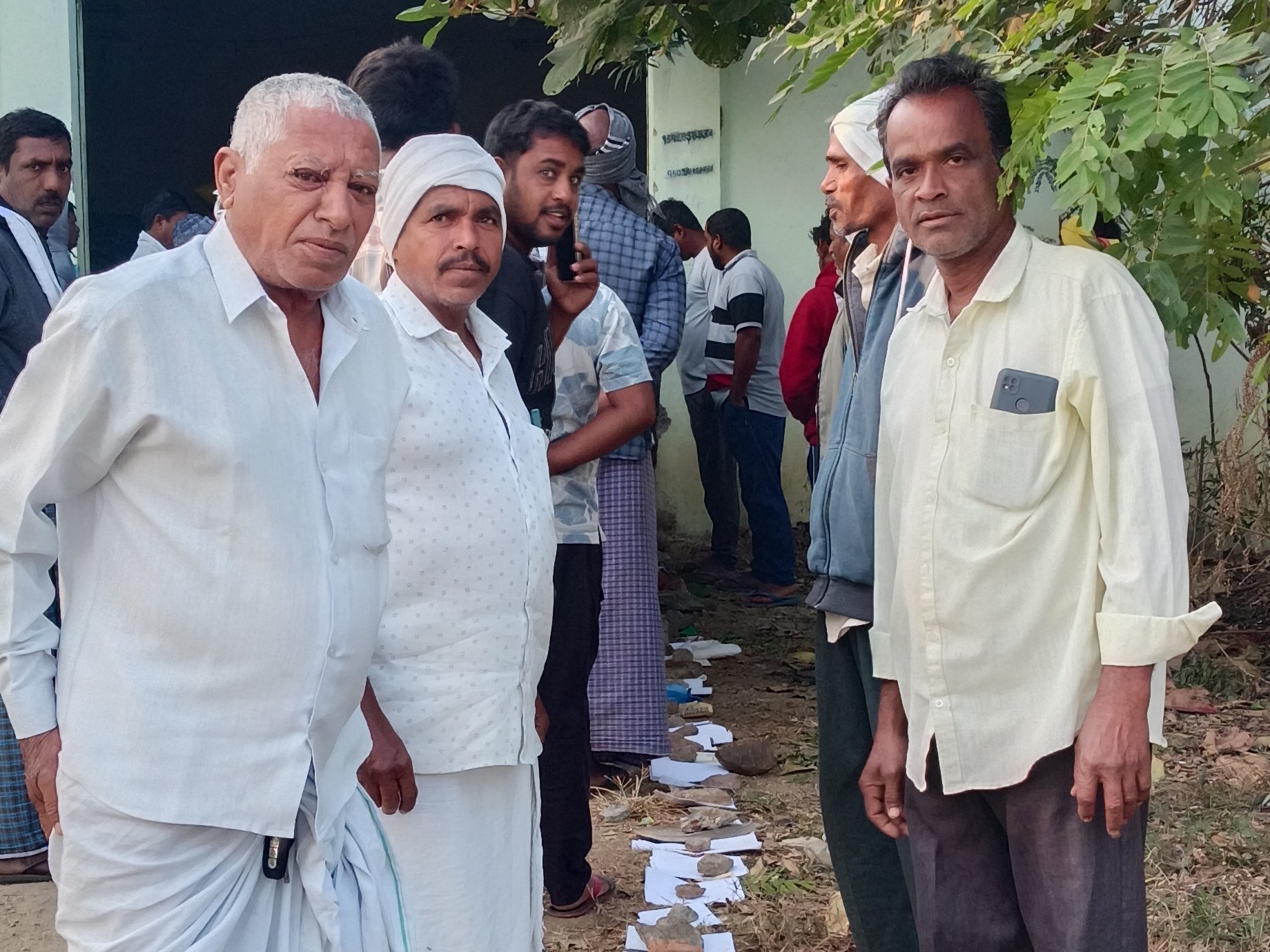 యూరియా కొరకు క్య లైన్‌ల్లో చెప్పులు