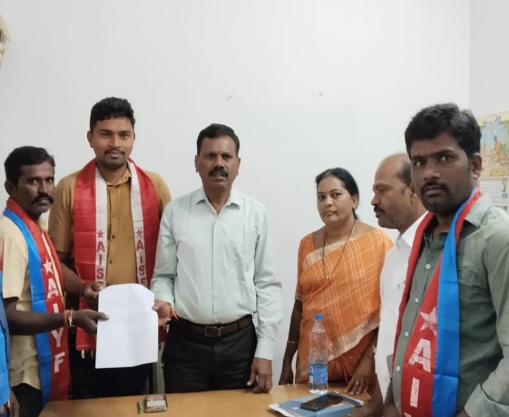 ‘రహదారి మట్టి తొలగించాలి’