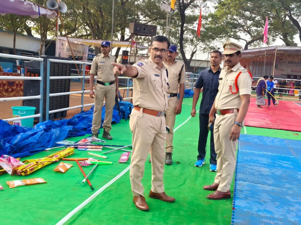క్రీడా ప్రాంగణాన్ని పరిశీలించిన డీఎస్పీ