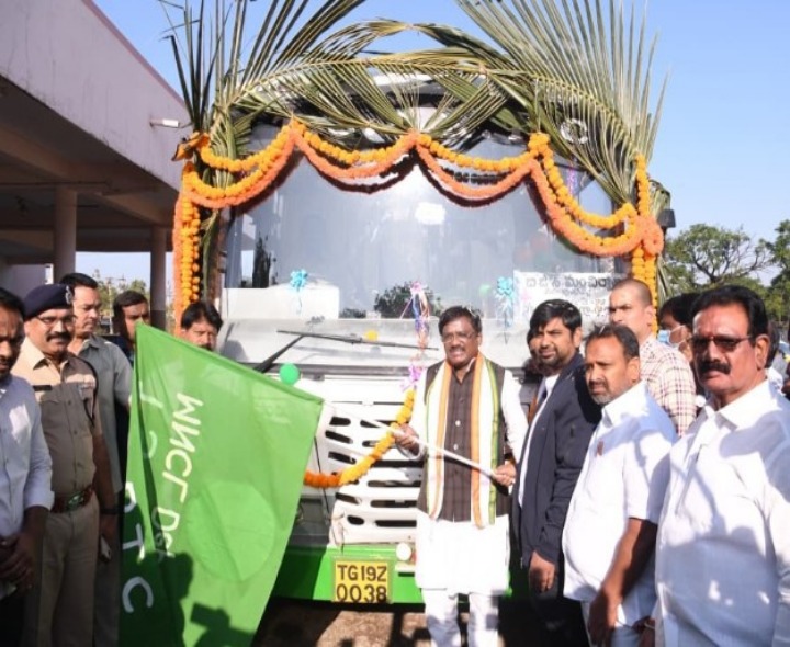 ఆర్టీసీ బస్సు‌ను  ప్రారంభించిన మంత్రి వివేక్