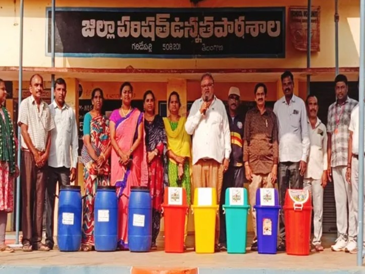 పాఠశాలకు ఉపాధ్యాయుడి చేయూత