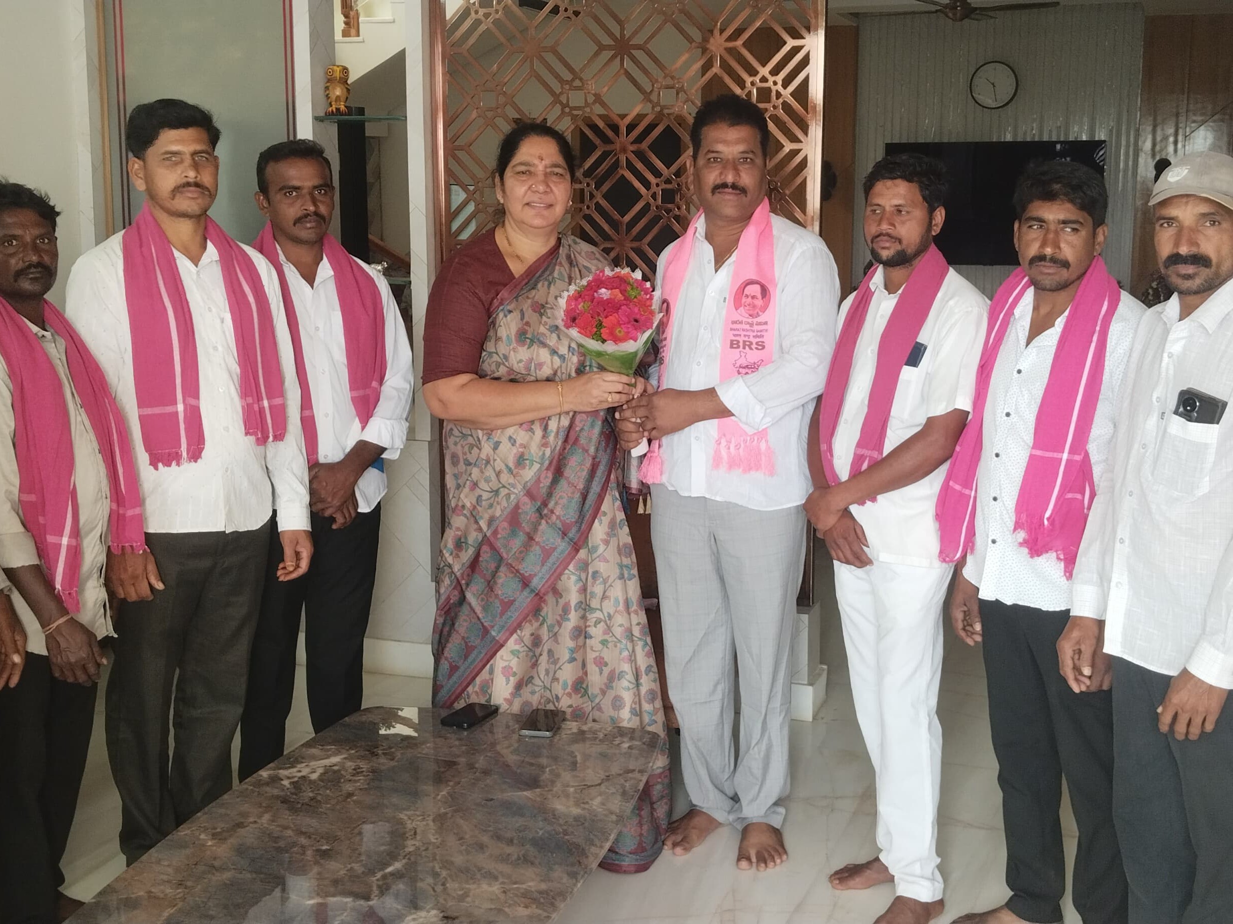 మాజీ మంత్రి సత్యవతిని కలిసిన BRS నాయకులు