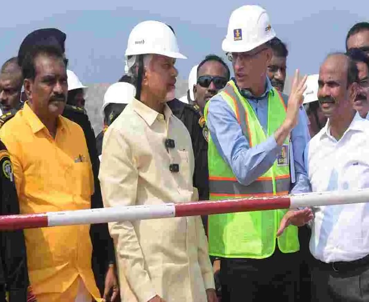 పోలవరం ప్రాజెక్టు పరిశీలనలో సీఎం చంద్రబాబు