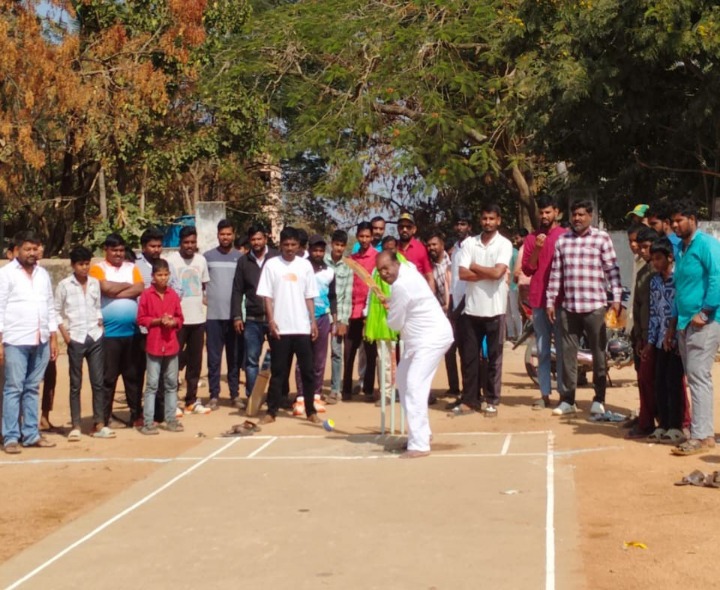 క్రికెట్ టోర్నమెంట్ ప్రారంభించిన మాజీ ఎమ్మెల్యే