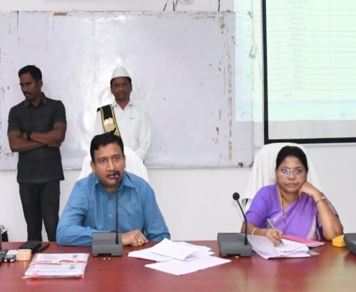 దరఖాస్తుల పరిష్కారంలో అలసత్వం వద్దు: కలెక్టర్