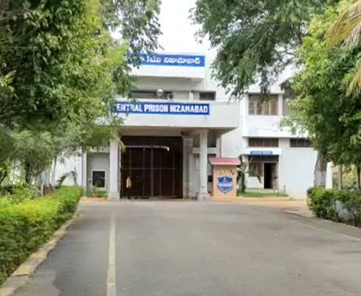 జైలు అధికారులపై ఉన్నతాధికారుల కొరడా