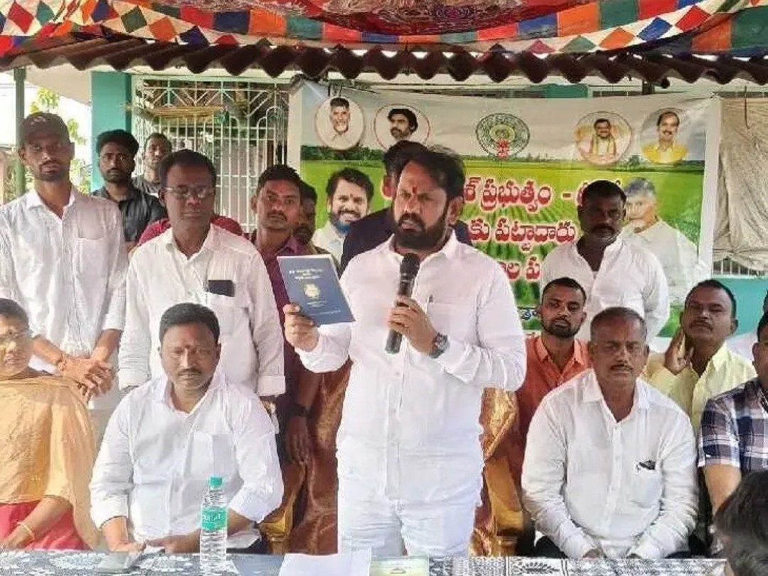 రైతుల ఇబ్బందులు తొలగిస్తూ పాస్ పుస్తకాలు పంపిణీ