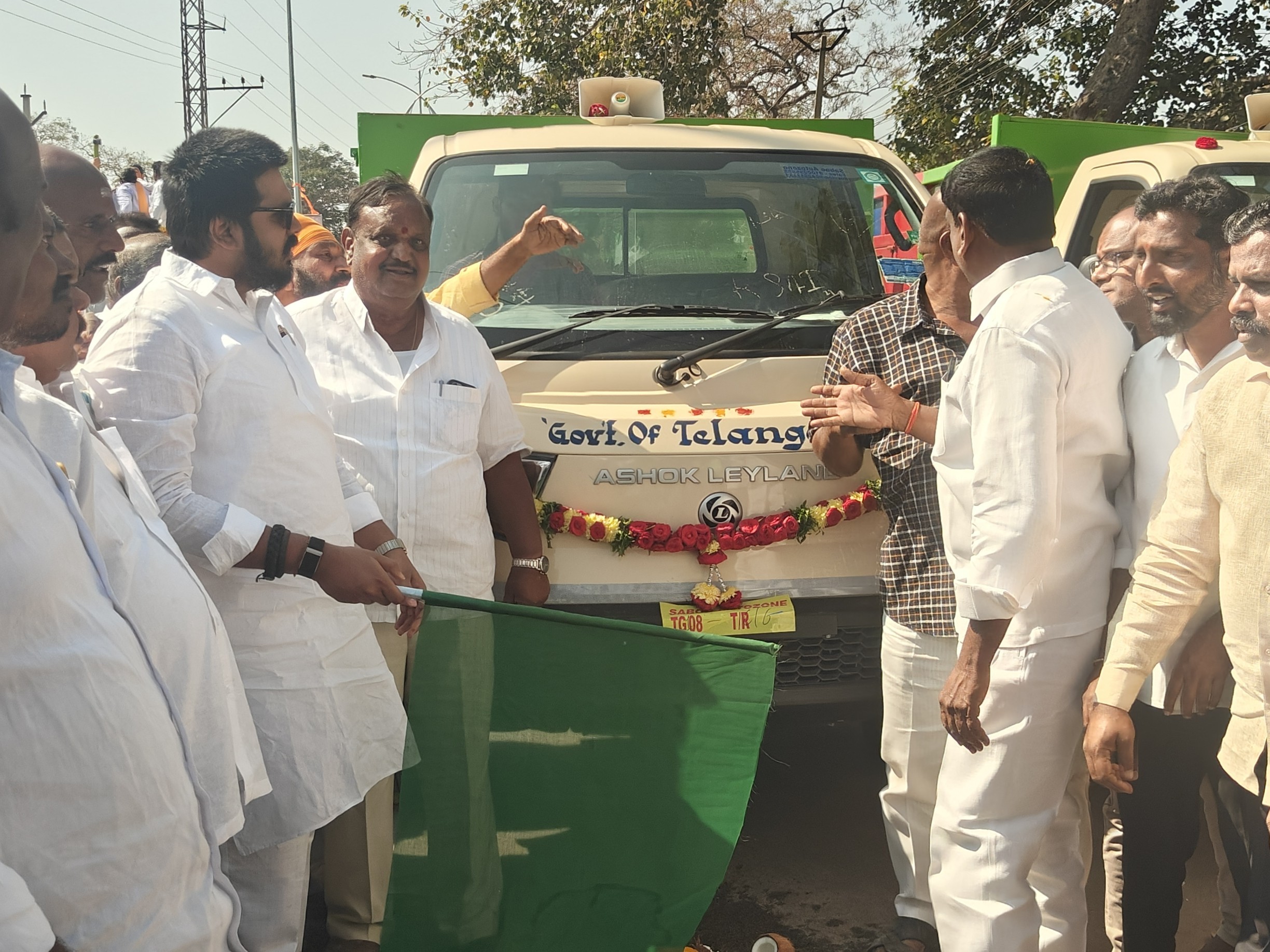 మున్సిపాలిటీకి కొత్త వాహనాలు ప్రారంభించిన ఎమ్మెల్యే