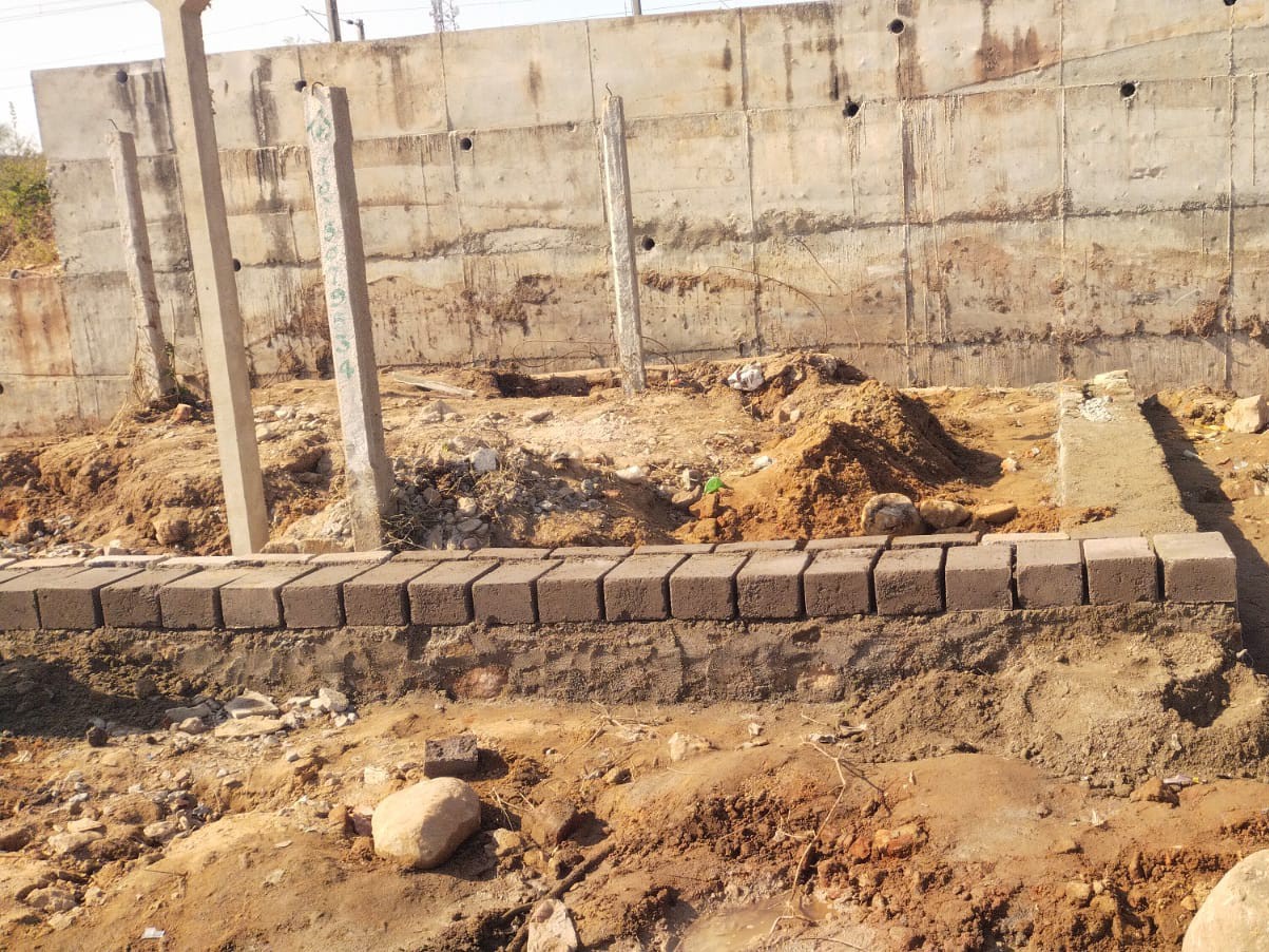 అక్రమ నిర్మాణంను అడ్డుకున్న మున్సిపల్ అధికారులు