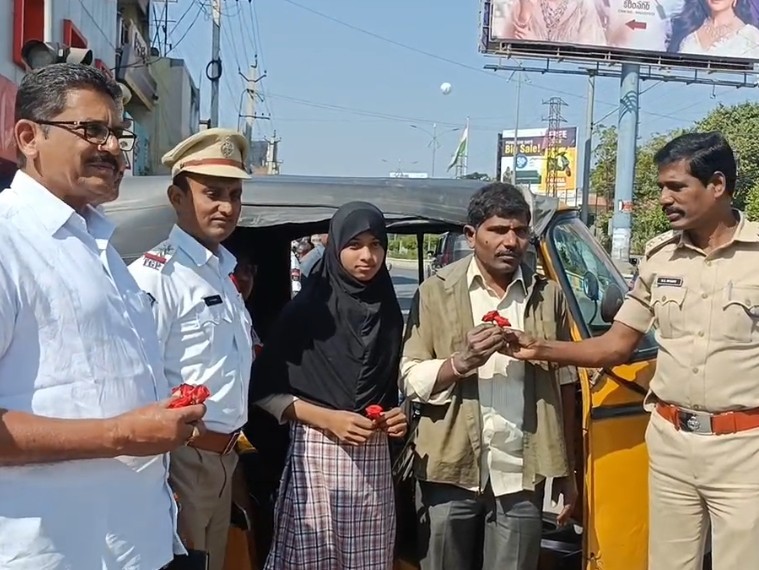 హెల్మెట్ పెట్టుకుంటే పూలు.. లేదంటే చలానాలు..!