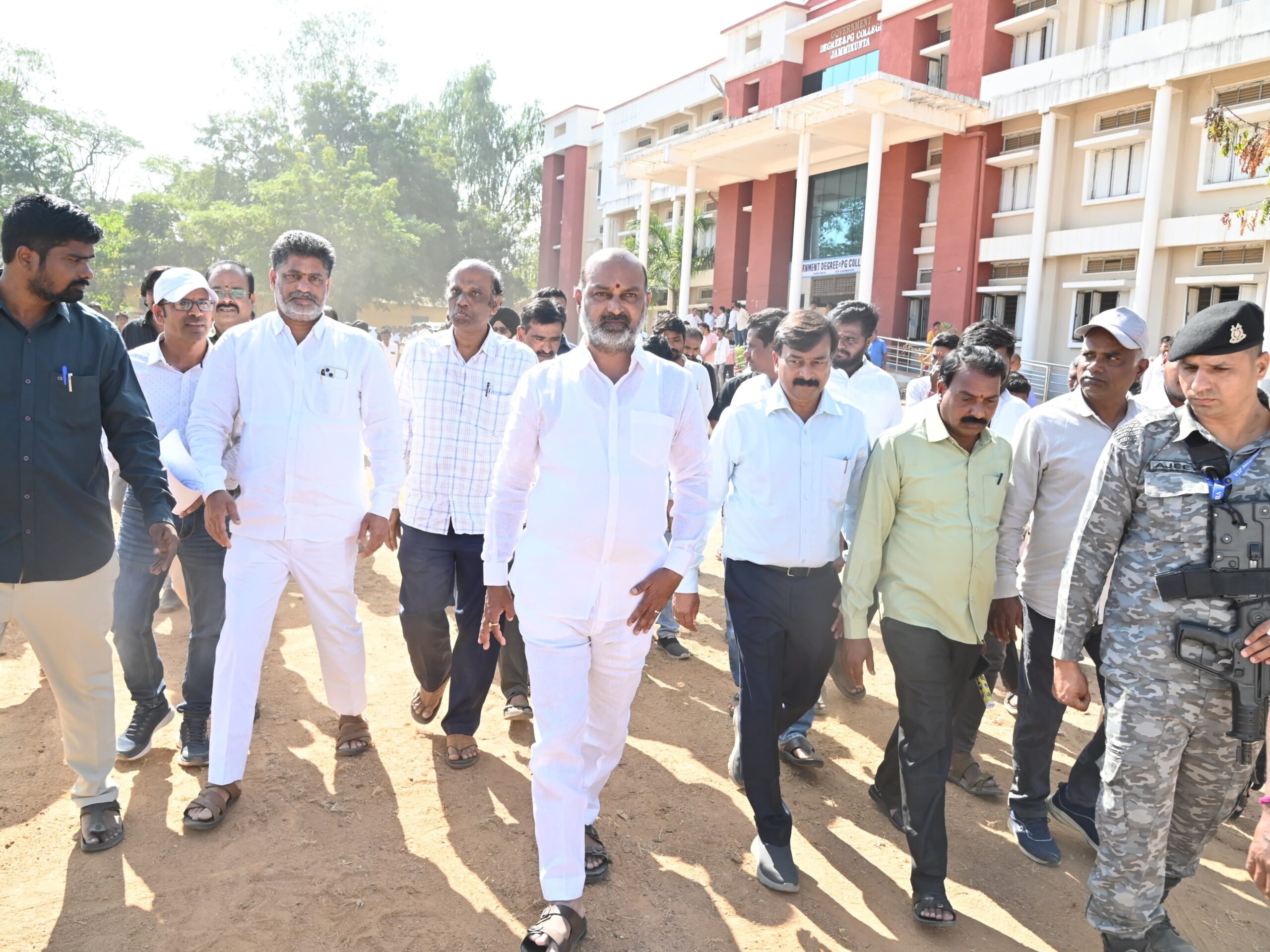 ‘మున్సిపాలిటీలను అప్పగిస్తే అభివృద్ధి ఏమిటో చూపిస్తాం’