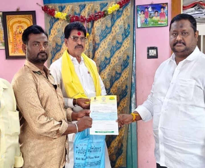 కోడుమూరులో CMRF చెక్కుల పంపిణీ