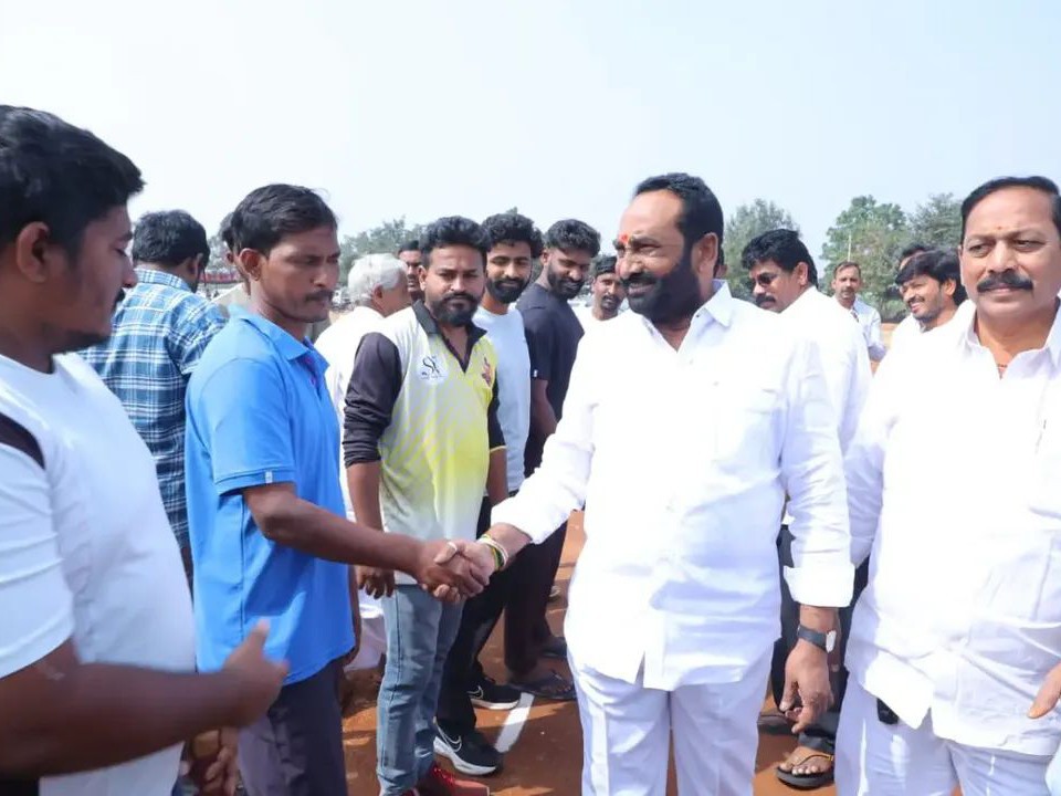 క్రికెట్ టోర్నమెంట్‌ను ప్రారంభించిన ఎమ్మెల్యే