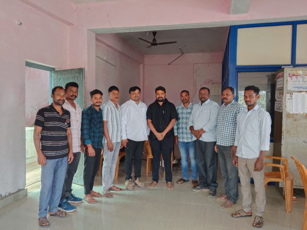 APOను మర్యాదపూర్వకంగా కలిసిన.. సర్పంచ్