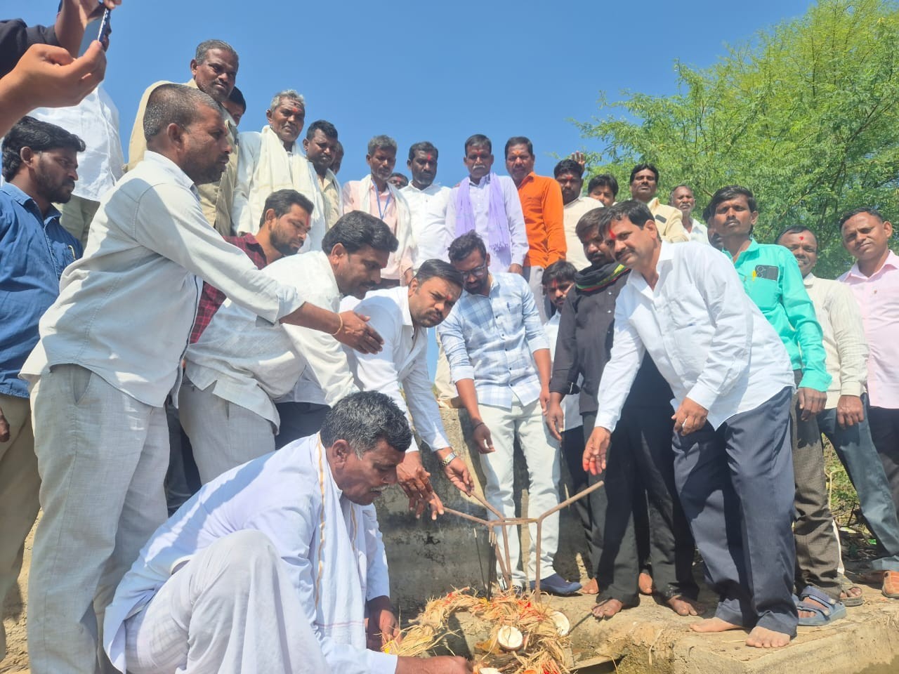 రబీ పంటల సాగుకు చెరువు నీటిని విడుదల