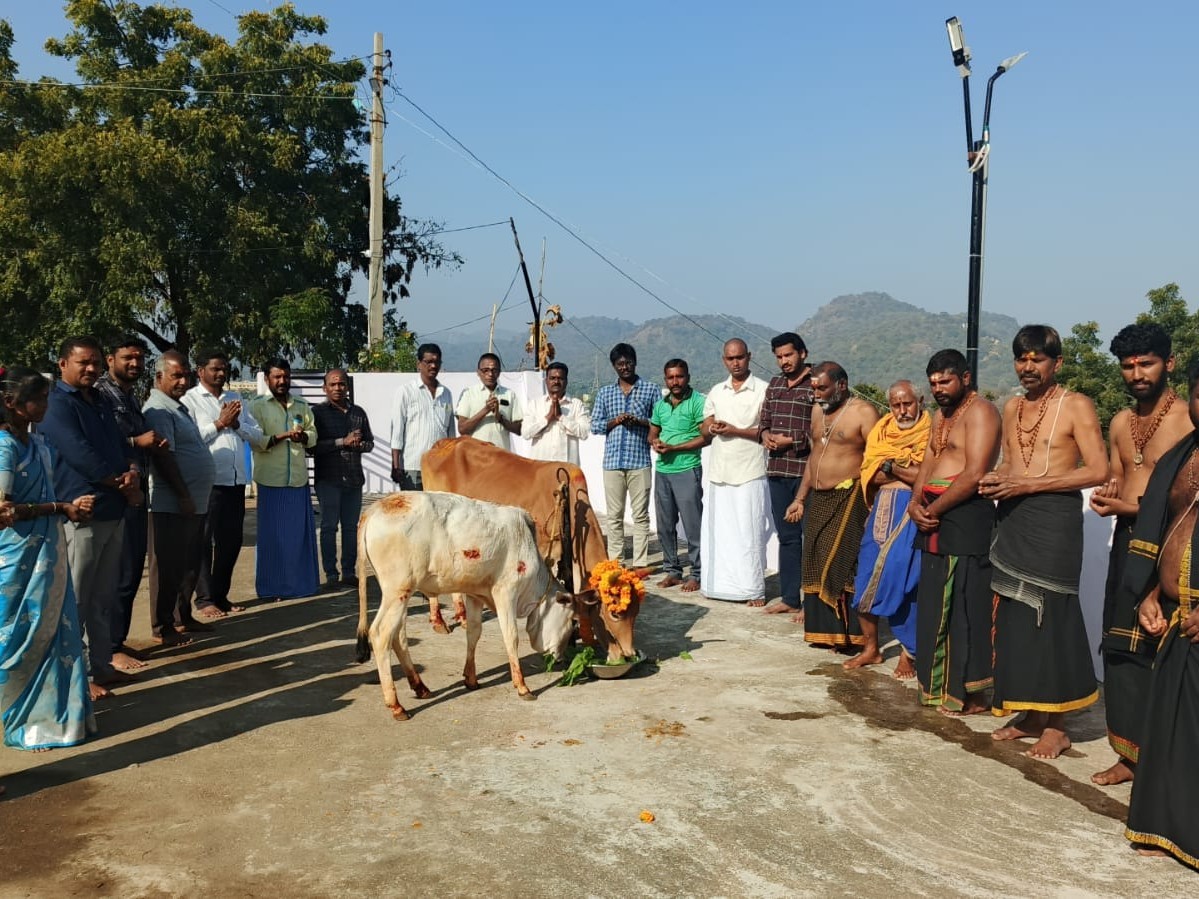 అయ్యప్ప స్వామి ఆలయంలో గోపూజ