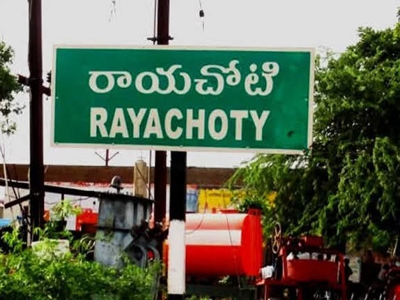 కోర్టు మెట్లు ఎక్కిన జిల్లా కేంద్ర వివాదం