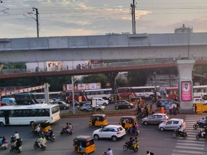 సంక్రాంతికి సిద్ధం అటు బస్సులు.. ఇటు రైళ్లు..!