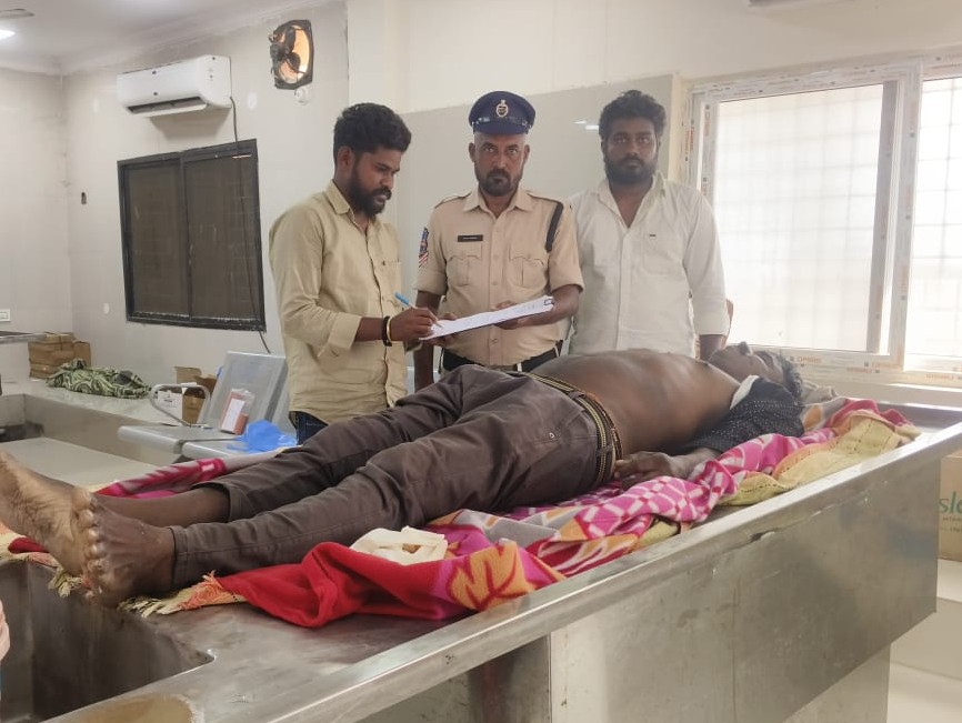 బైకు అదుపుతప్పి వ్యక్తి మృతి