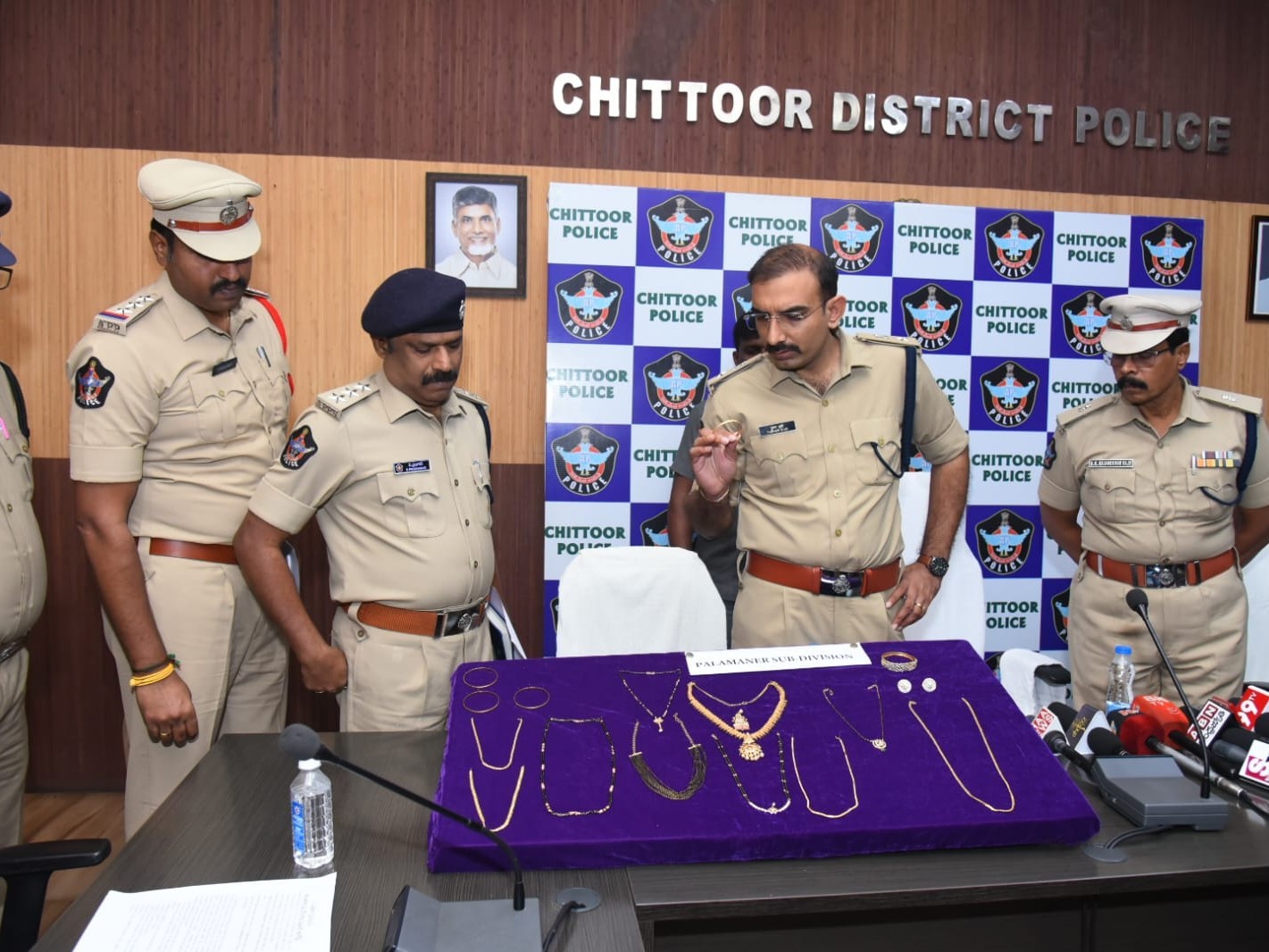 పలమనేరు చోరీలో నిందుతులు అరెస్ట్