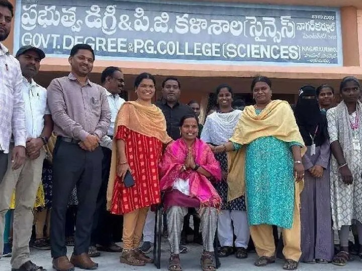 సర్పంచుగా ఎన్నికైన డిగ్రీ విద్యార్థినికి సన్మానం