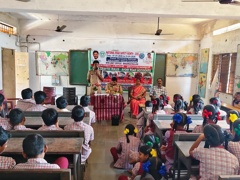 విద్యార్థులకు అవగాహన కల్పించిన రవాణా శాఖ అధికారులు