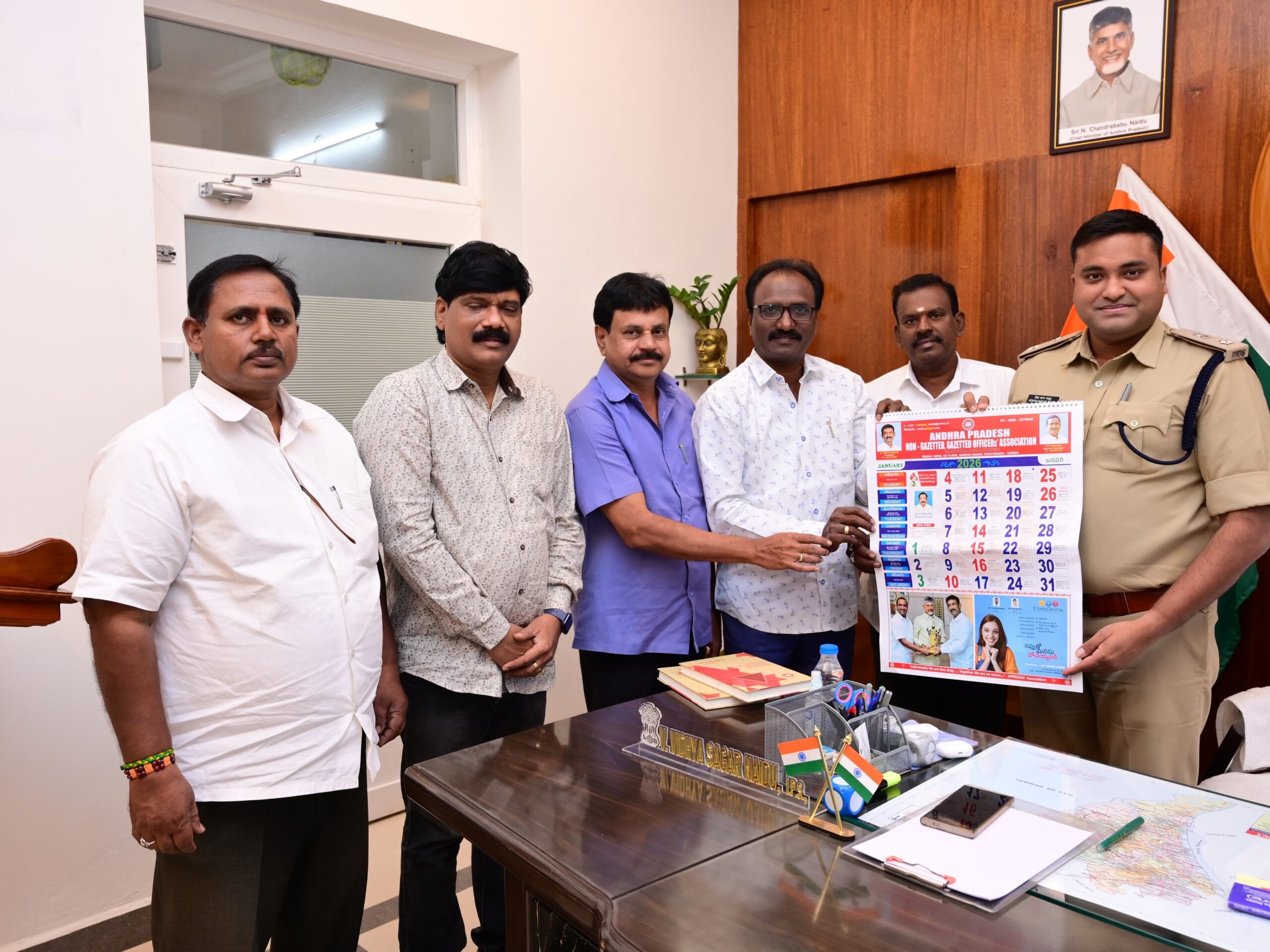 ఎస్పీకు క్యాలెండర్‌ను అందజేసిన ఎన్జీవోస్ నాయకులు