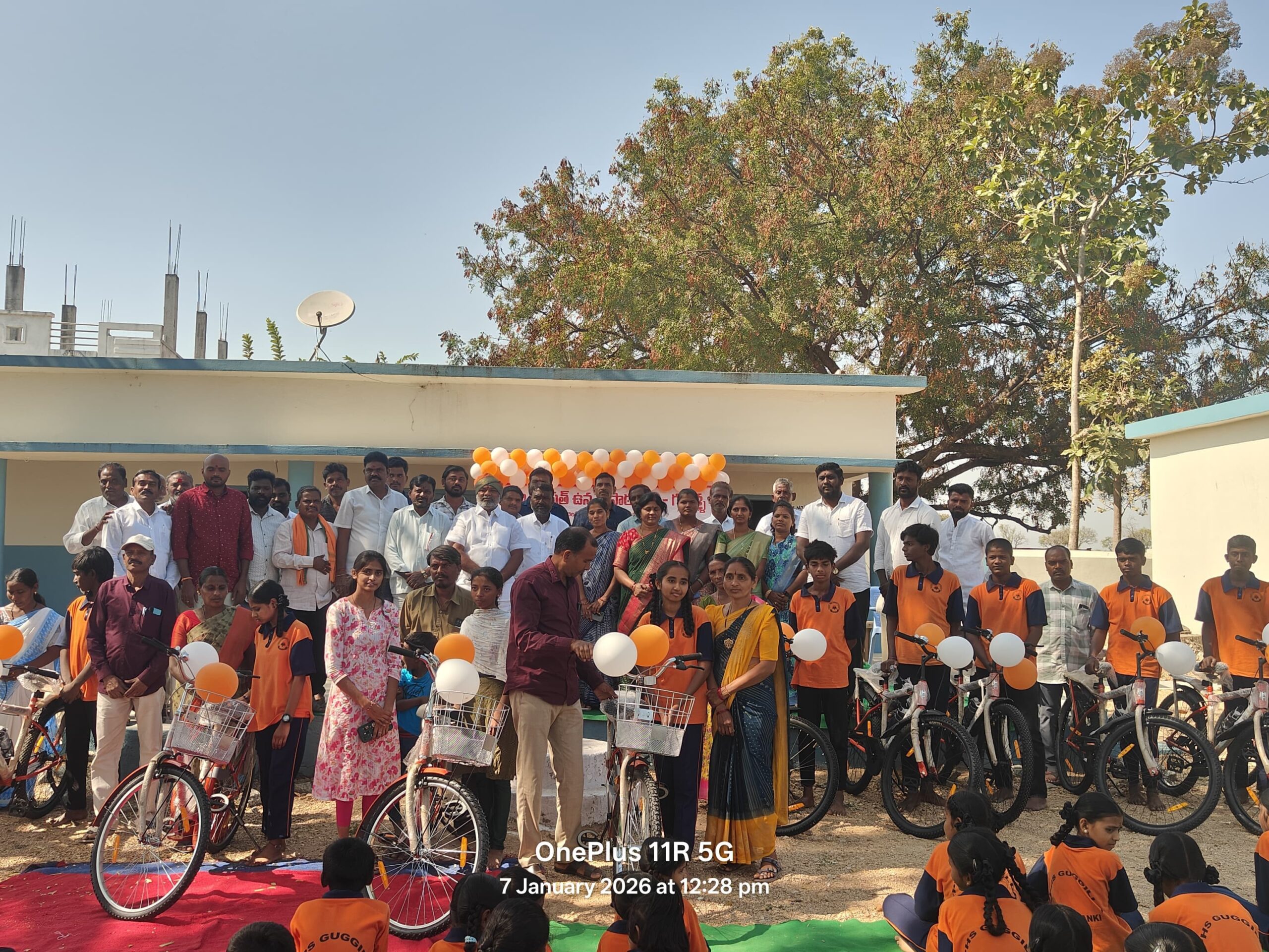 విద్యార్థులకు ఉచిత సైకిళ్ల పంపిణీ