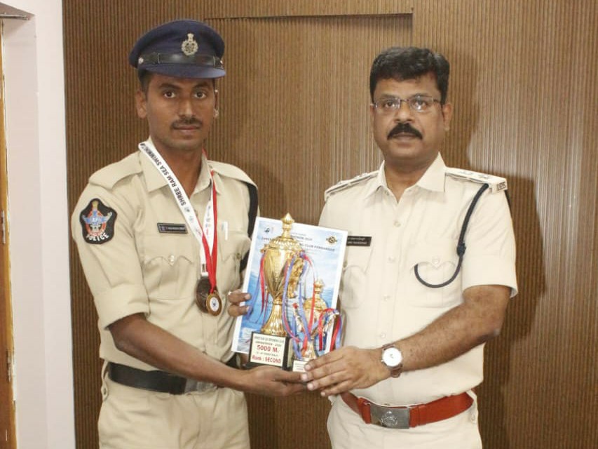 స్విమ్మింగ్ పోటీలలో సత్తా చాటిన కానిస్టేబుల్