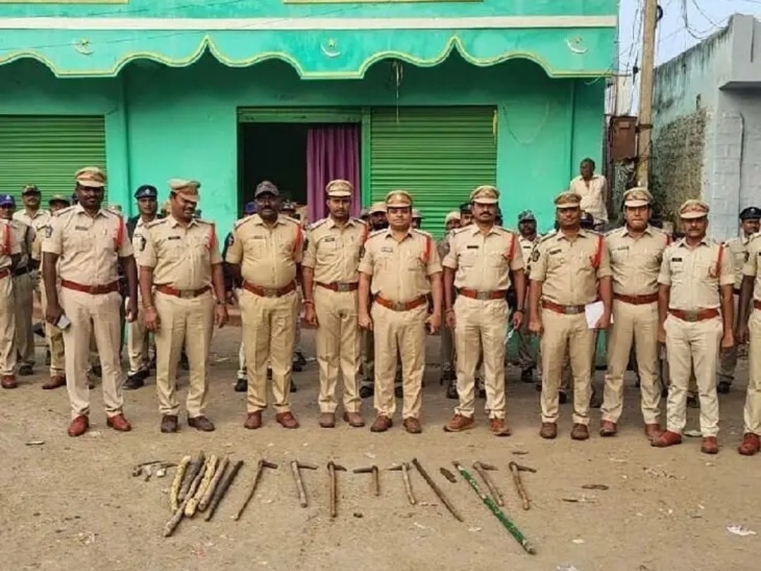 రెంటచింతలలో పోలీసుల కార్డెన్ సెర్చ్