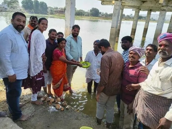 చెరువులో చేప పిల్లల విడుదల