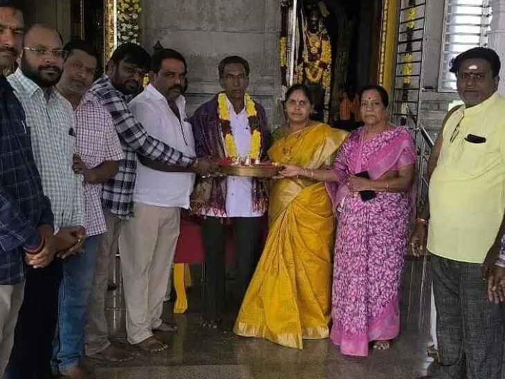 ఆలయానికి వెండి ఆభరణాలు అందజేత