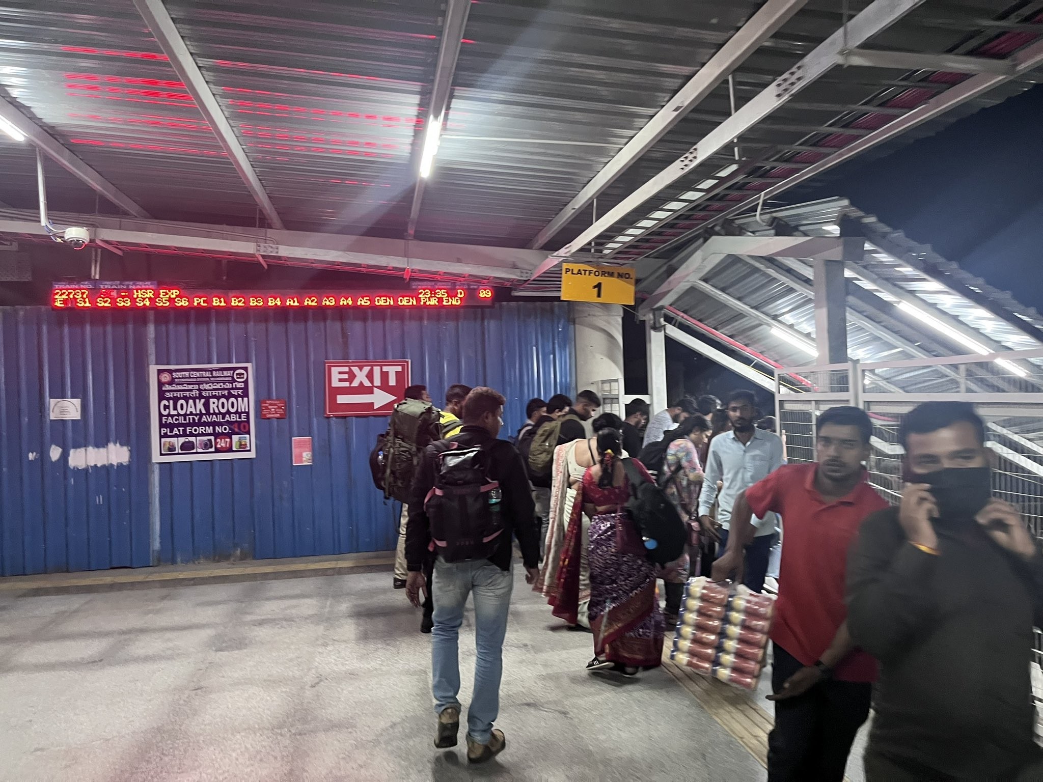 ఎస్కలేటర్ లేక ప్రయాణికులకు తప్పని తిప్పలు..!