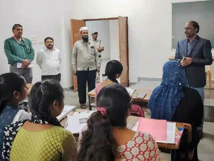 శాతవాహన ఆర్ట్స్ కళాశాలను సందర్శించిన రిజిస్ట్రార్