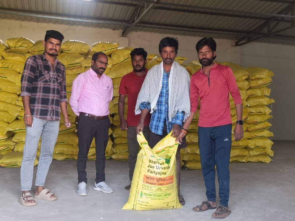 ‘ఇబ్బందులు లేకుండా ఎరువులు పంపిణీ చేయాలి’
