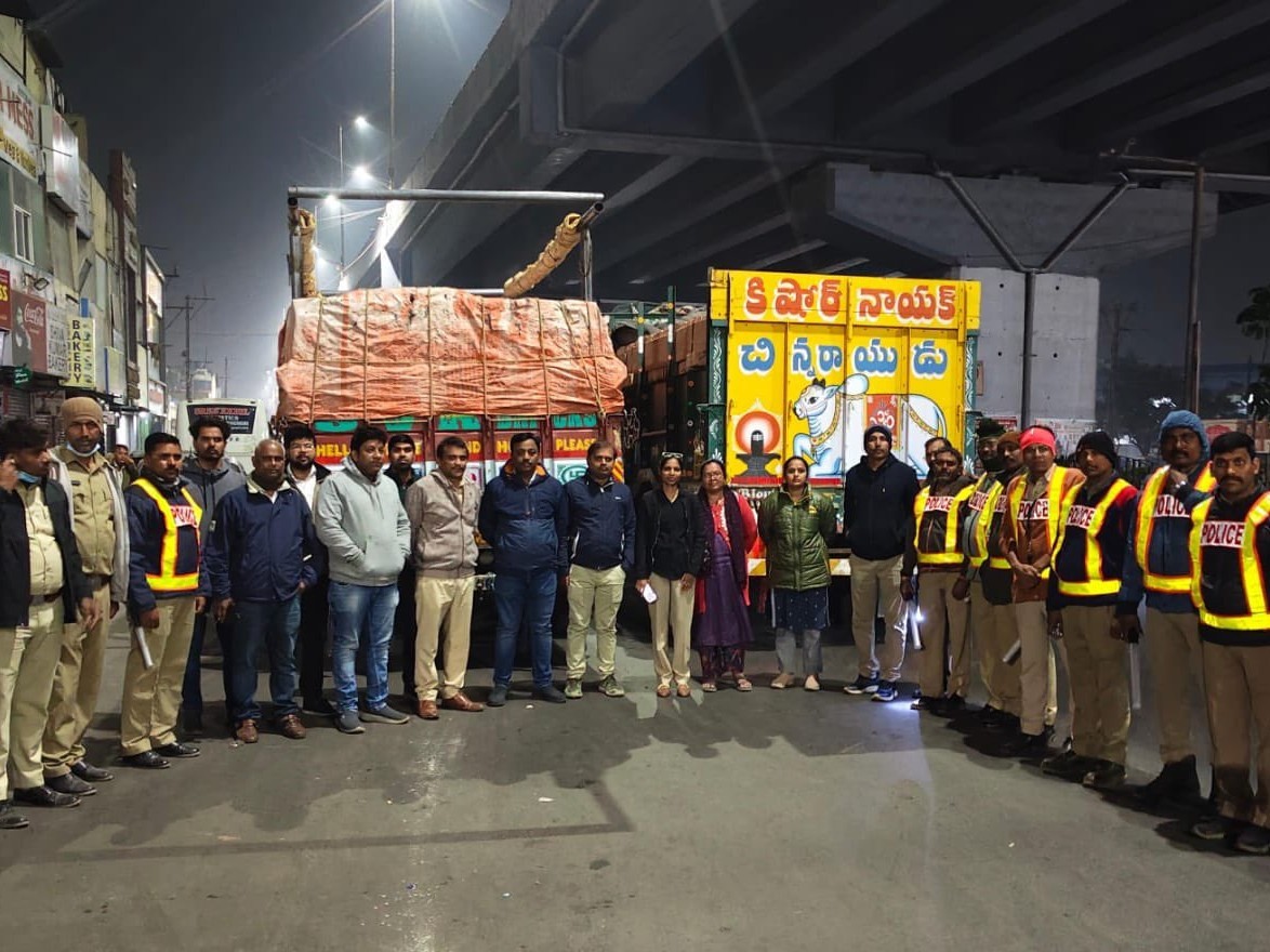 HYDలో హెవీ లోడ్ వెహికల్స్ సీజ్.. కేసులు నమోదు..!